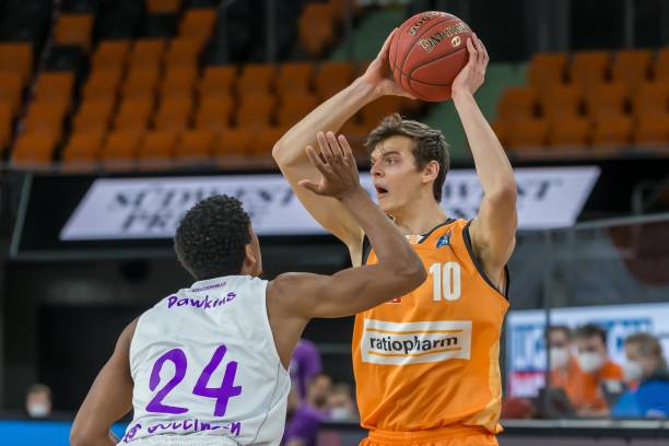 公开表示受 公开表示受