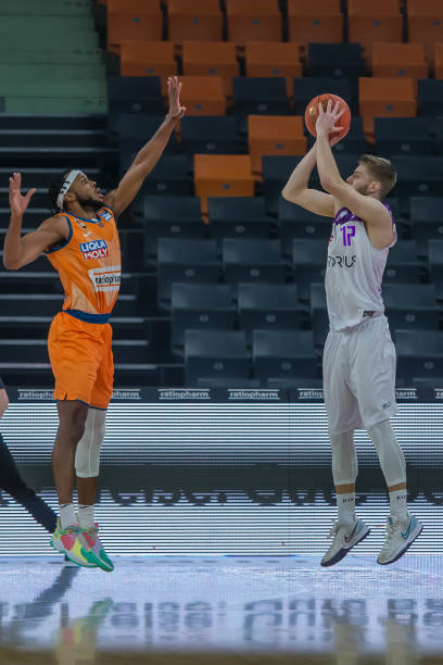 吸引防守再 吸引防守再